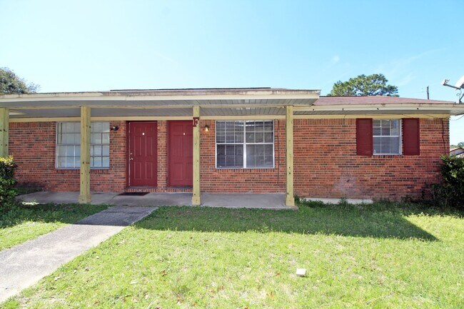 North Pensacola Duplex Near UWF & I-10 – Ready for Immediate Move-In