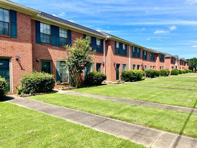 Photo - Beautiful Updated Townhomes in Decatur, AL Unit 1415 #1