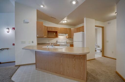Breakfast Bar/Open Concept - 325 Henry Dr Unit #6
