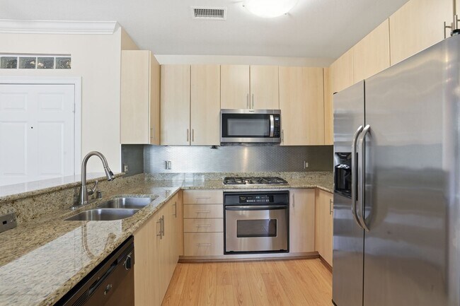 Building Photo - Beautifully upgraded 1 Bdrm, 1 Bath w/larg... Unit 307
