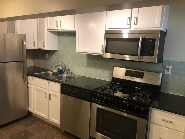 Kitchen - 1813 W Armitage Ave Unit Garden