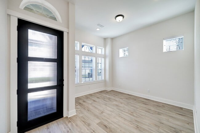 Photo - 3105 Somerset Levens Ln