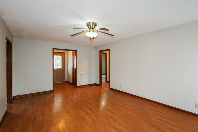 Photo - 323 Southern Dr