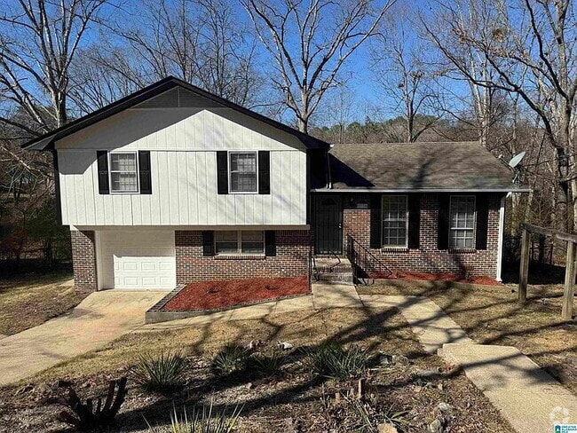 Building Photo - Charming 3-Bed Home with 2 Full Baths and ...