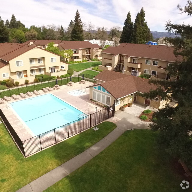 Rental Office and Pool - Creekside Park Apartments