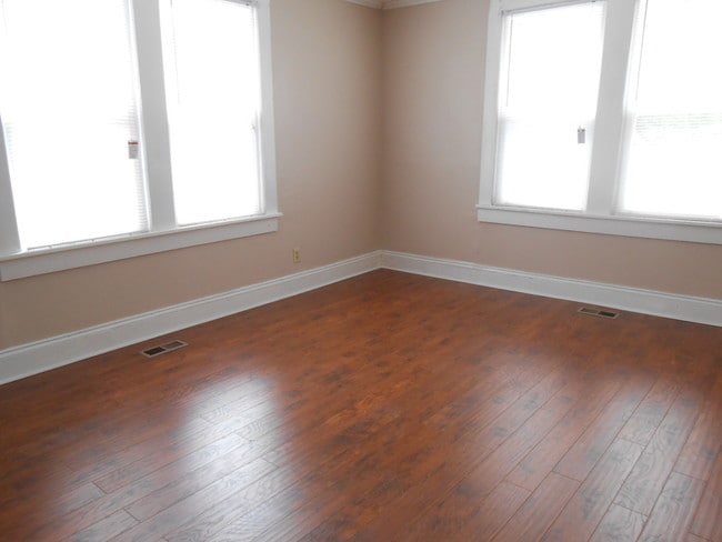 Bedroom - 901 S Jackson St Unit 4