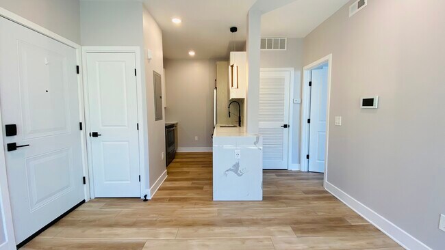 Building Photo - 801 N 40th St Unit 6