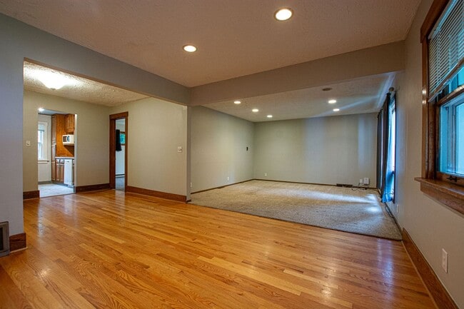 Ranch Style 3 Bedroom / 2 Bath Home near A... - Ranch Style 3 Bedroom / 2 Bath Home near A...