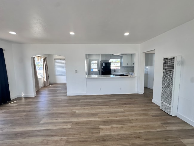 Photo - 422 E Grand Ave