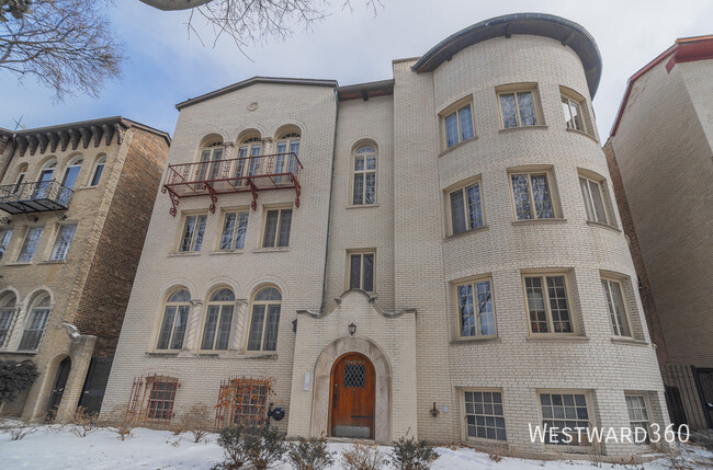 Building Photo - 7447 N Hoyne-2 Unit 2