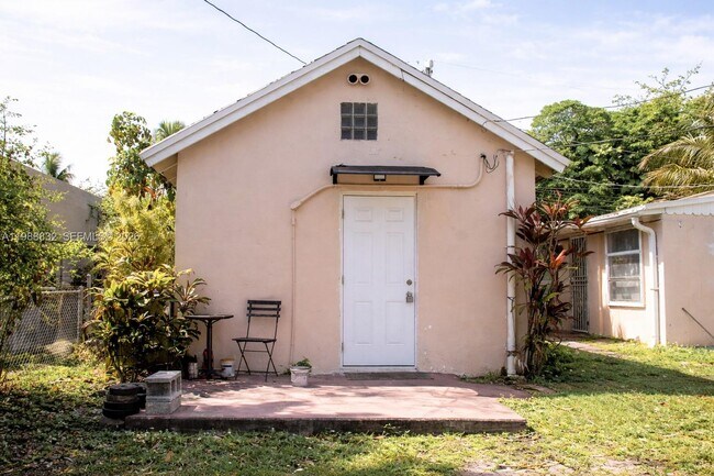 Building Photo - 6250 NW Miami Pl Unit 2