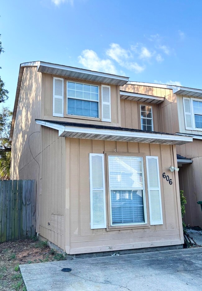 Photo - 606 Virginia Oak Ct