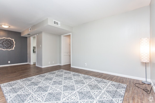 2 Br, Living Space