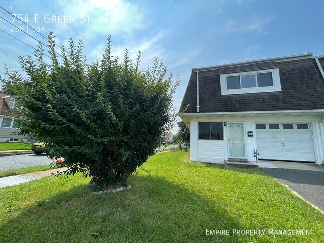 Photo - 754 E Green St Casa