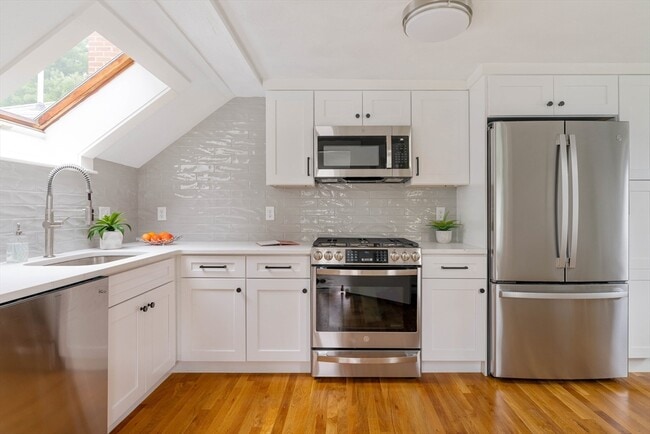 Building Photo - 16 Emerson Pl Unit 16a