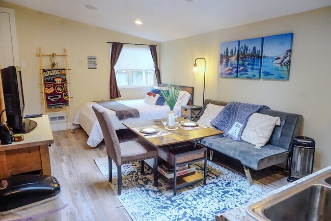 La mesa de café se convierte en mesa de comedor - 842 Tahoe Keys Blvd Unidad Studio