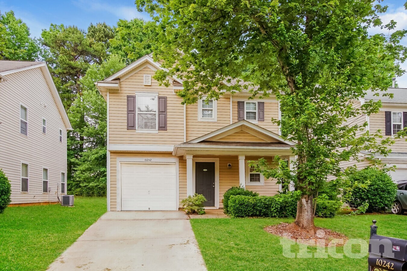 Photo - 10242 Hugue Way