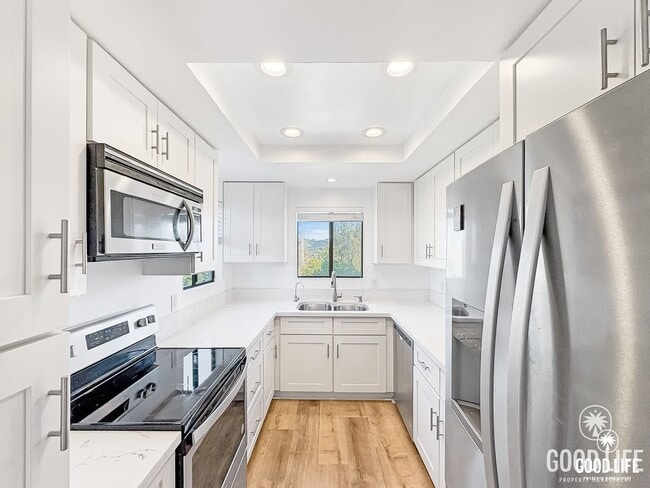 Building Photo - Move-In Ready Condo Overlooking The Height...