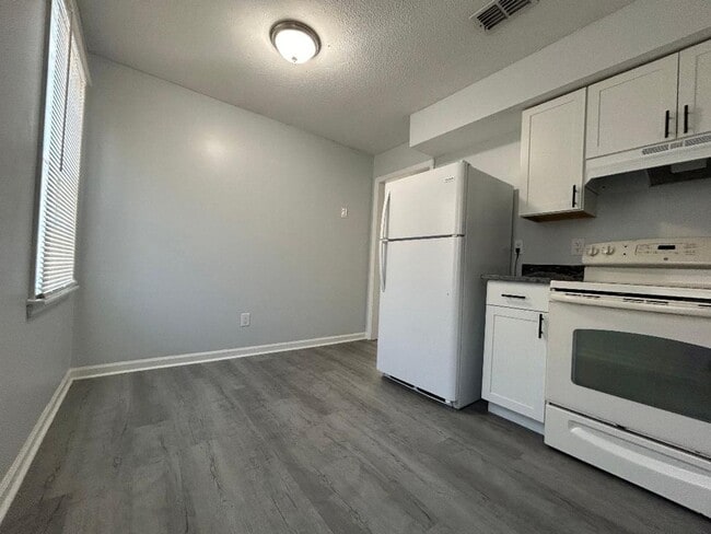 Photo - Spacious 3 bed Town Home!