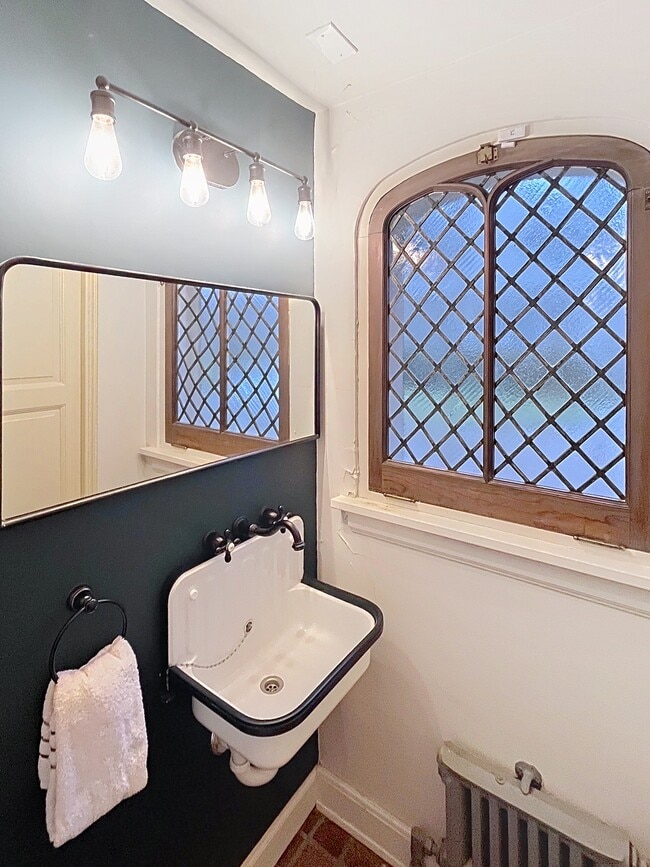 Medio baño del primer piso - 2265 Stillman Rd