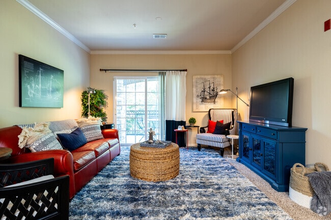1BR, 1BA - 780SF - Living Room