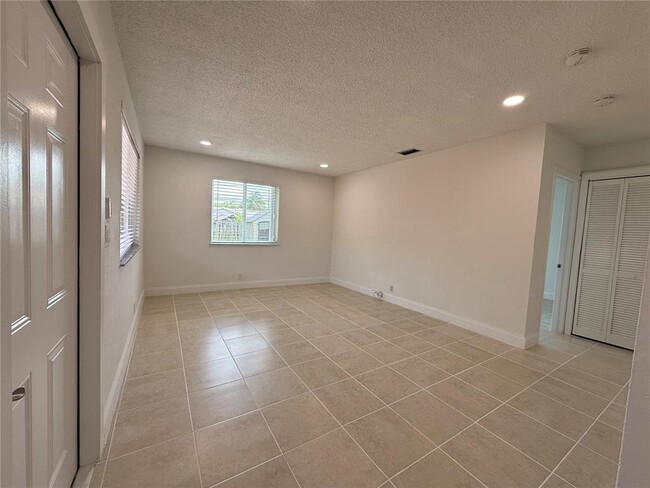 Building Photo - 821 SW 9th St Unit 2 Rental