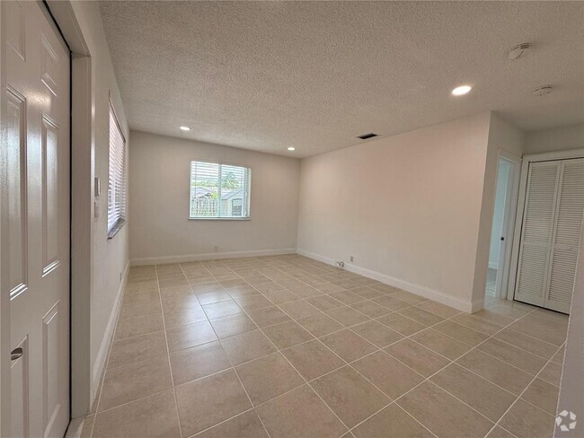 Building Photo - 821 SW 9th St Unit 2 Rental