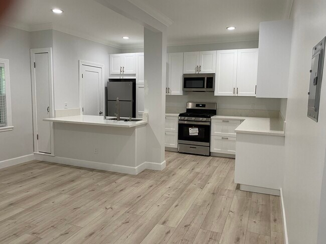 Photo - 607 N Plymouth Blvd Apartments Unit 1