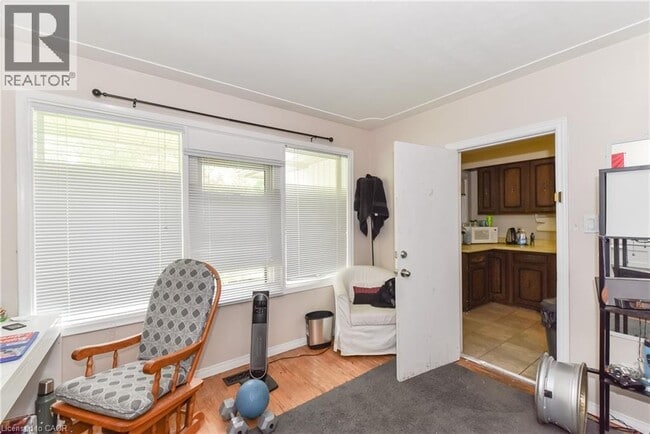 Photo - 166 Elgin Crescent