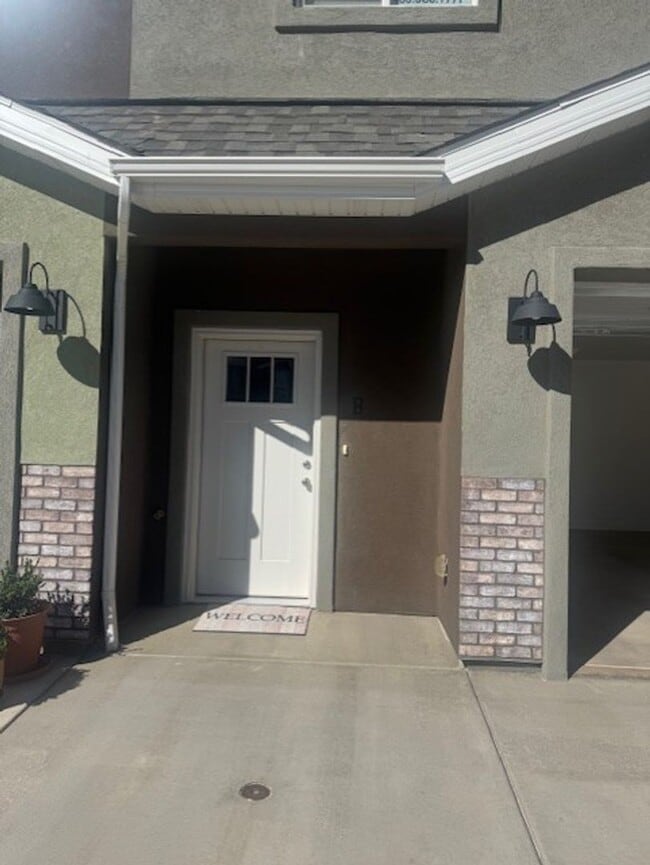 Building Photo - 3 Bedroom, 2.5 Bathroom