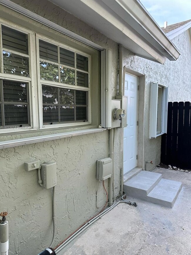 Building Photo - 9315 SW 172nd Terrace Unit 2