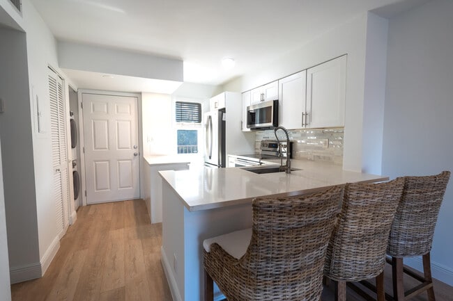 Building Photo - 2108 S Cypress Bend Dr Unit 210