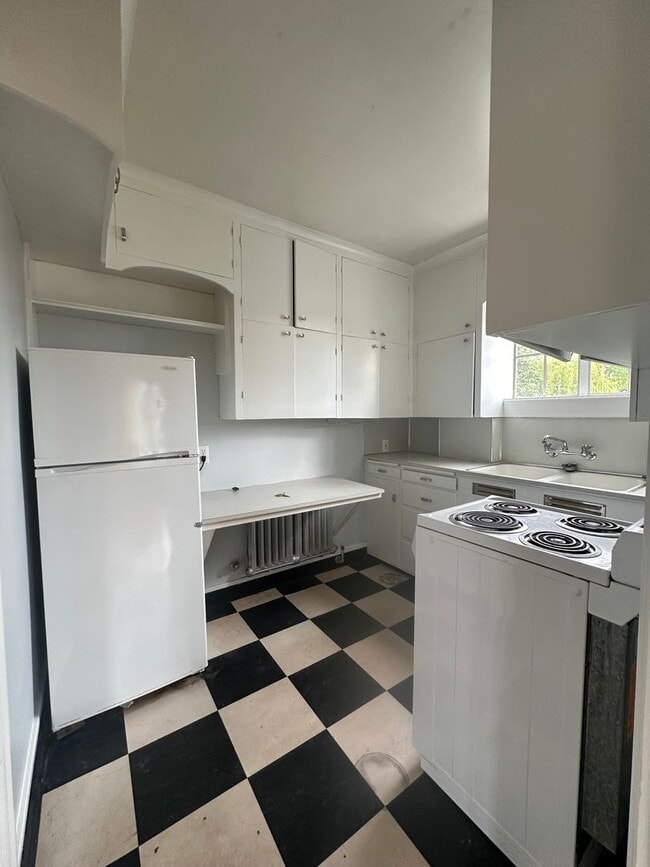 Photo - Vintage 1 bedroom unit - close 2 transport...