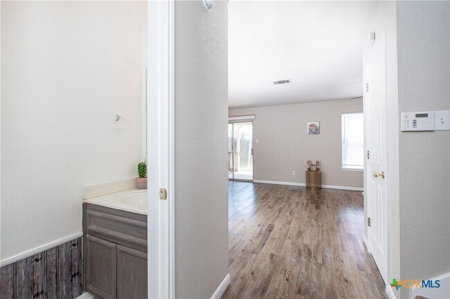 Photo - 402 Deloris Dr
