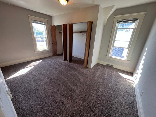 Photo - 825 Grove St