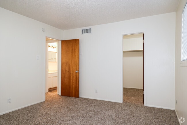 1BD, 1BA - 768SF - Casa Loma Apartments