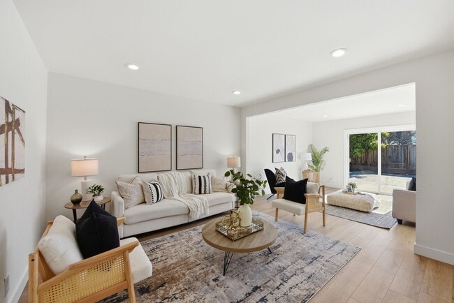 Photo - 4498 Ladner St