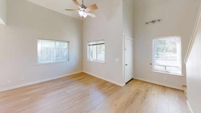 Building Photo - South, 602-604 Unit 602