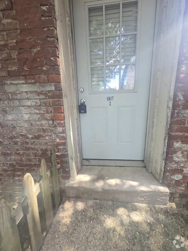 Building Photo - "2-Bed Condo with Gleaming Hardwood Floors... Unit 2