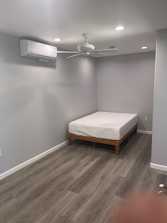 Frente a la pared del televisor. Esta es una cama doble nueva; también cabe una cama tamaño queen. - 33742 Alcazar Dr Unidad Studio- C