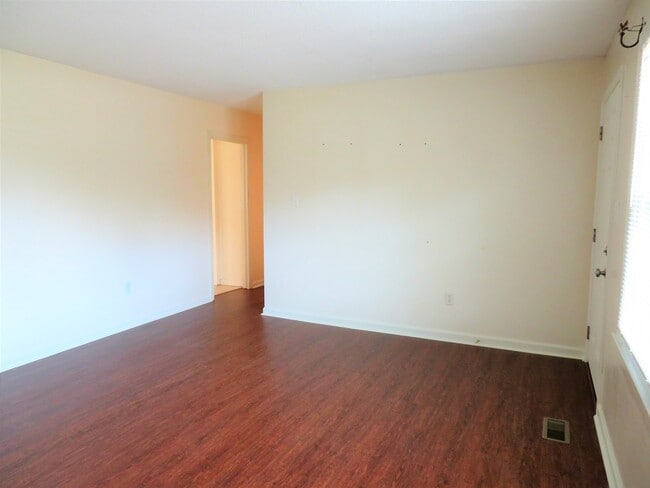 Photo - 3 bedroom, joined 1.5 bath ranch style home for rent