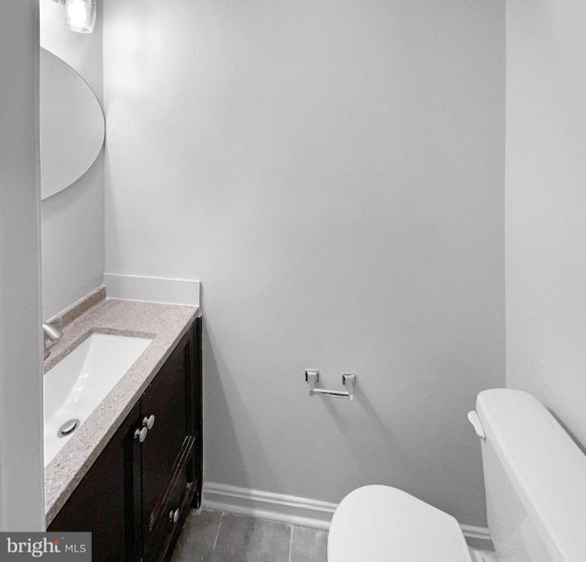 Medio baño en el primer piso - 2541 Markham Ln