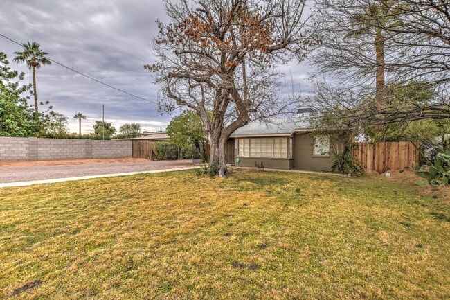Building Photo - Vintage Ranch Home Unit House