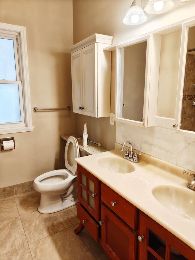 Photo - 3149 S Emerald Ave Unidad 2R