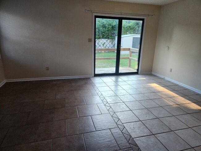 6011 Audubon Dr