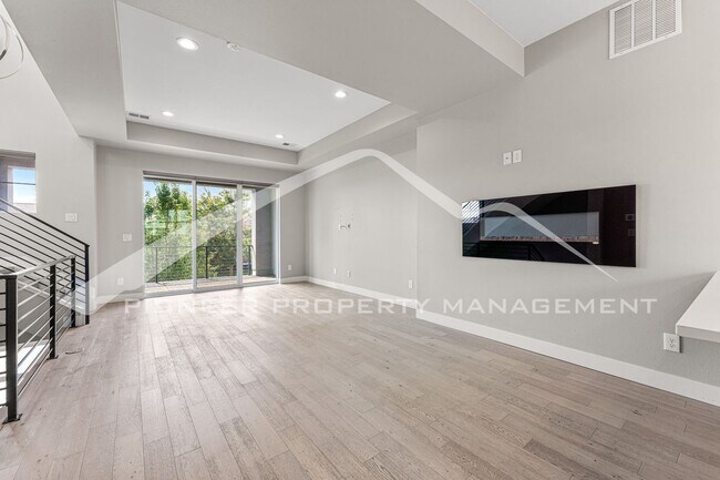 Photo - Fantastic Townhome with Central AC and 2 Car Garage!