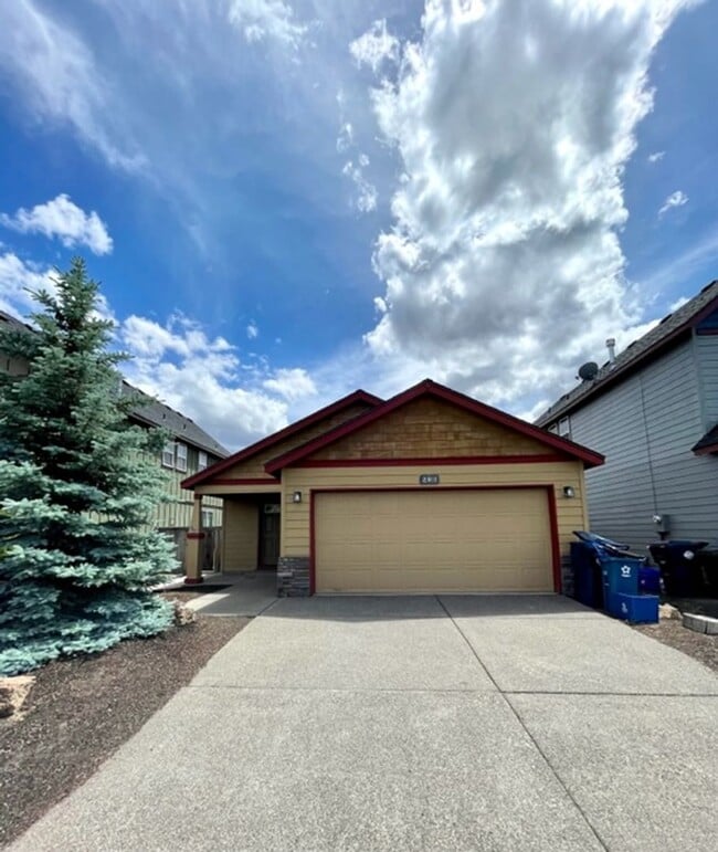 Building Photo - Single level home in NE Bend, close to sho...