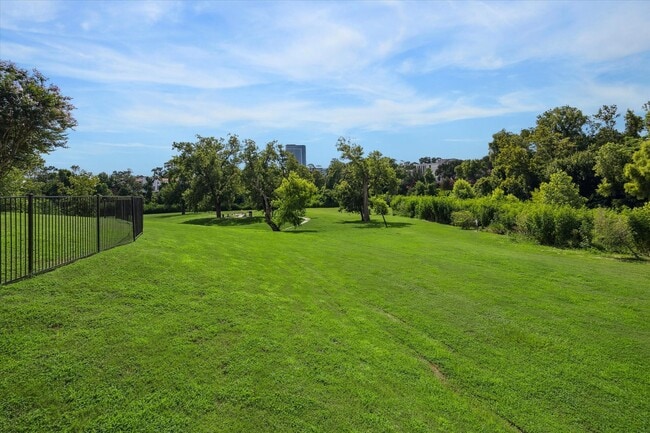 Building Photo - 5353 Memorial Dr Unit 2075