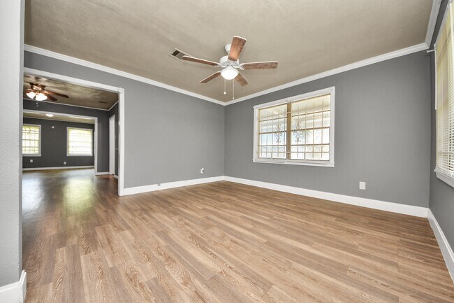 Photo - 3214 Tuam St