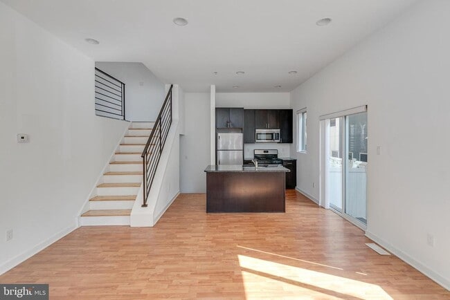 Photo - 228 W George St